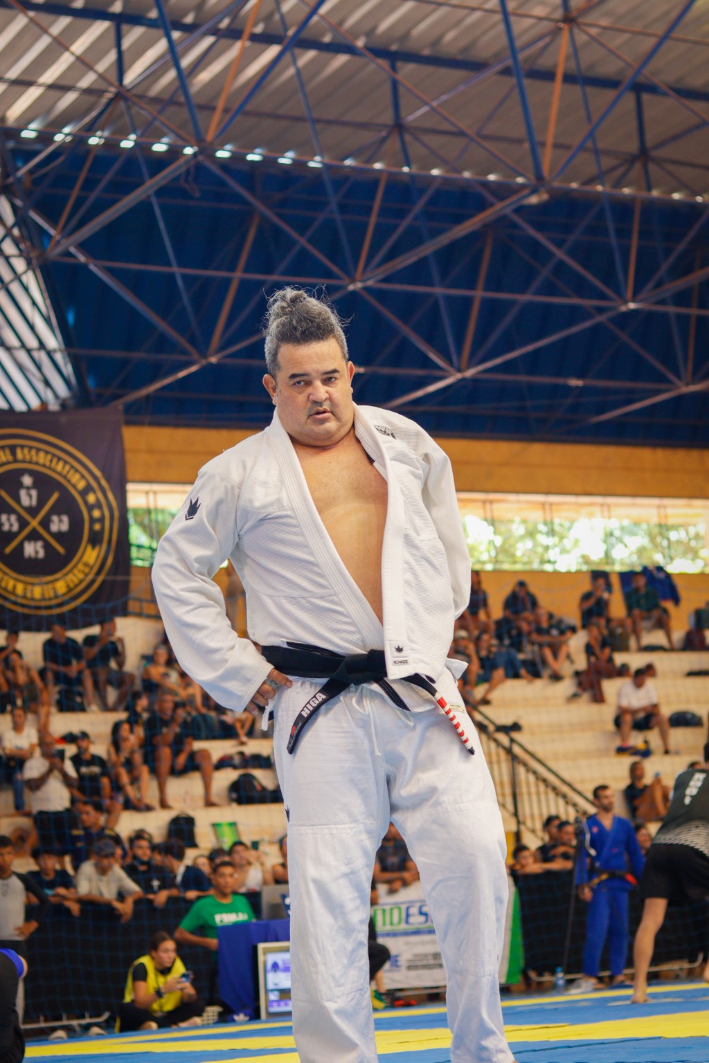 Professor Adilson Higa de kimono branco e faixa preta em competição