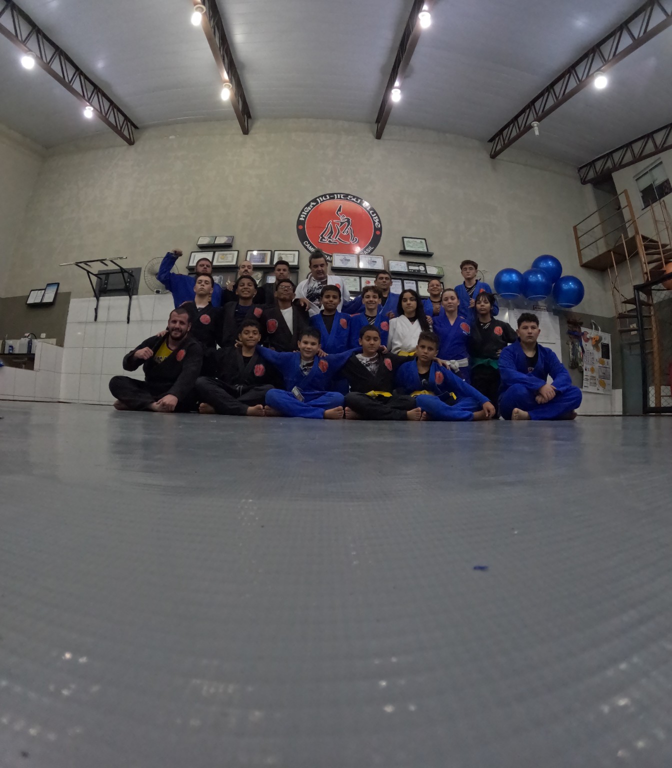 Alunos e professores reunidos no tatame do Higa Jiu-Jitsu Clube